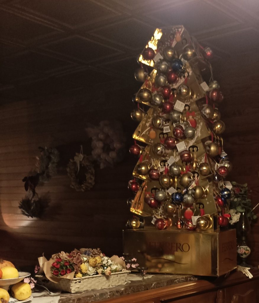 1. Ce superbe sapin de Noël doré, orné d'élégants ornements, capture l'essence du luxe festif. Conçu pour la vitrine de Ferrero Rocher de l'année dernière, il rayonne de chaleur et de sophistication, ce qui en fait une pièce maîtresse parfaite pour les fêtes de fin d'année. La teinte dorée chatoyante et les décorations soigneusement sélectionnées créent un attrait visuel époustouflant, invitant à la joie et à la bonne humeur dans n'importe quel espace.