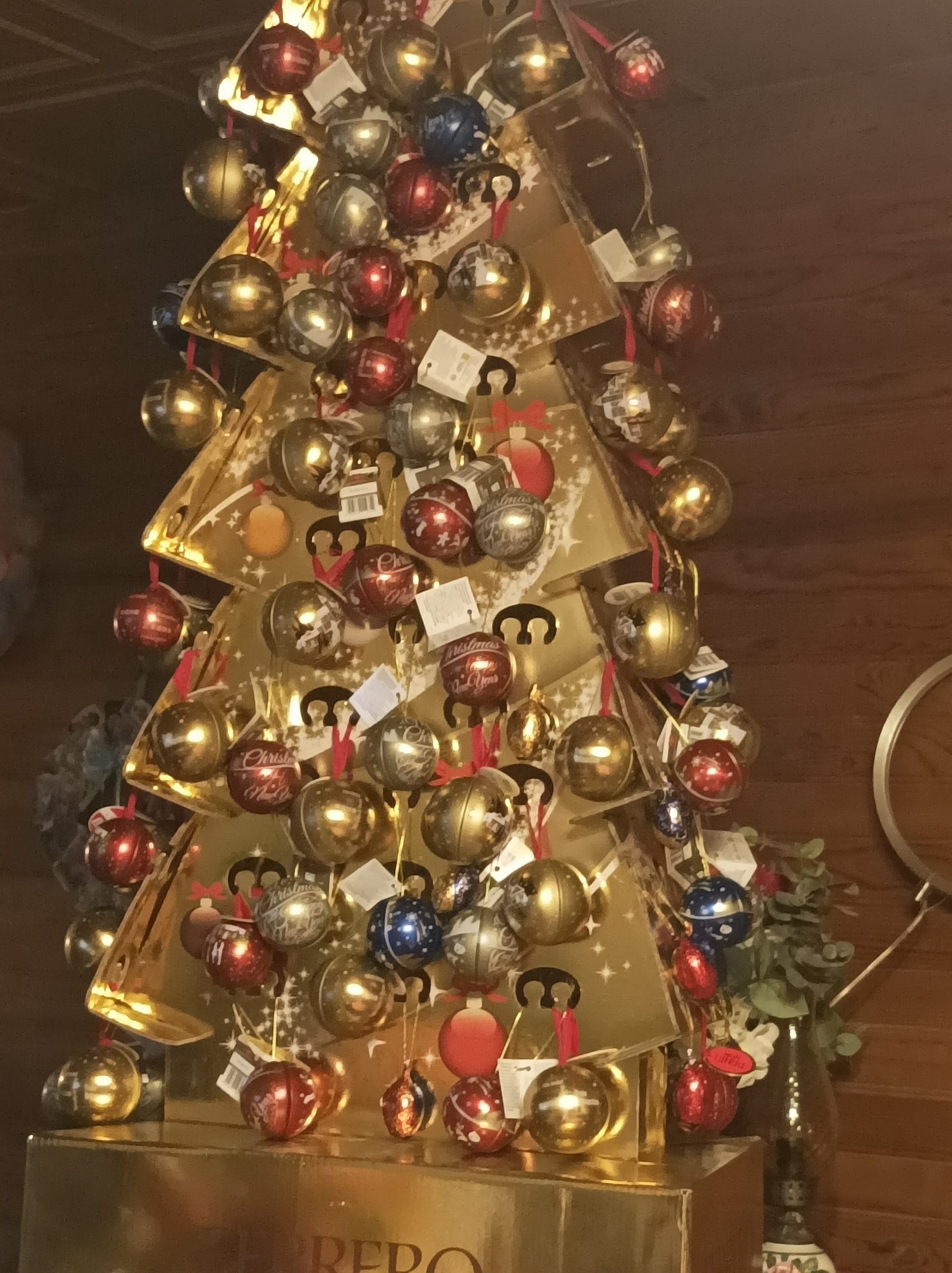 1. Un sapin de Noël doré magnifiquement décoré, orné d'ornements colorés, rayonnant de joie et d'élégance festives.
2. Un superbe sapin de Noël doré agrémenté de divers ornements, créant une atmosphère de vacances chaleureuse et festive.
3. Un élégant sapin de Noël doré doté d'une gamme d'ornements vibrants, symbolisant la joie de la période des fêtes.